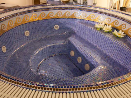 Mosaicist specialized in customised mosaics.